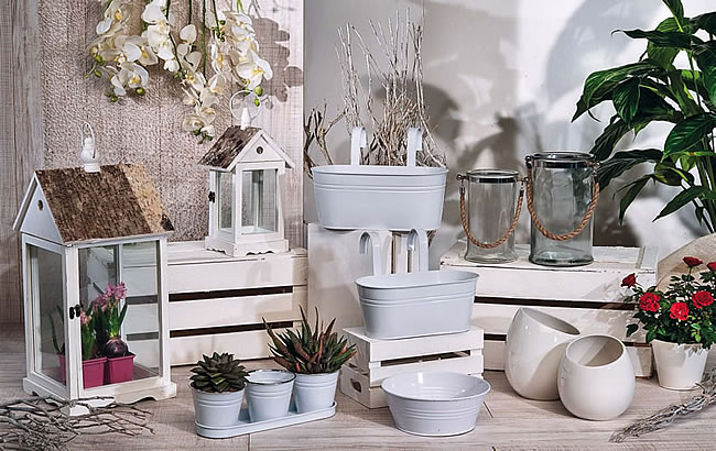 Lanterne in legno, vasi in latta e ceramica